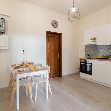 Host Wise - Cozy Sunny Flats - Ace Location *
