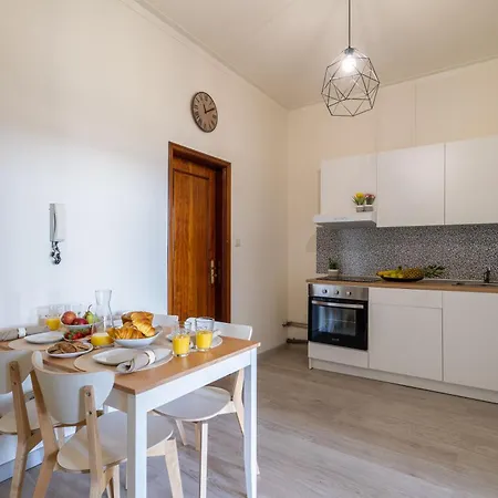 Host Wise - Cozy Sunny Flats - Ace Location